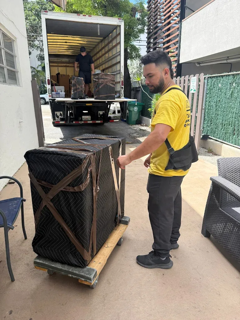 Mudanceros de Kargus cargando cajas en un apartamento de Miami